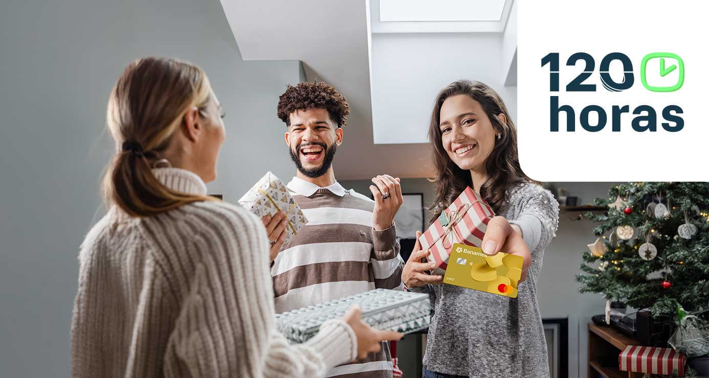 Amigos intercambiando regalos mientras una de ellas muestra la Tarjeta de Crédito Oro Banamex.