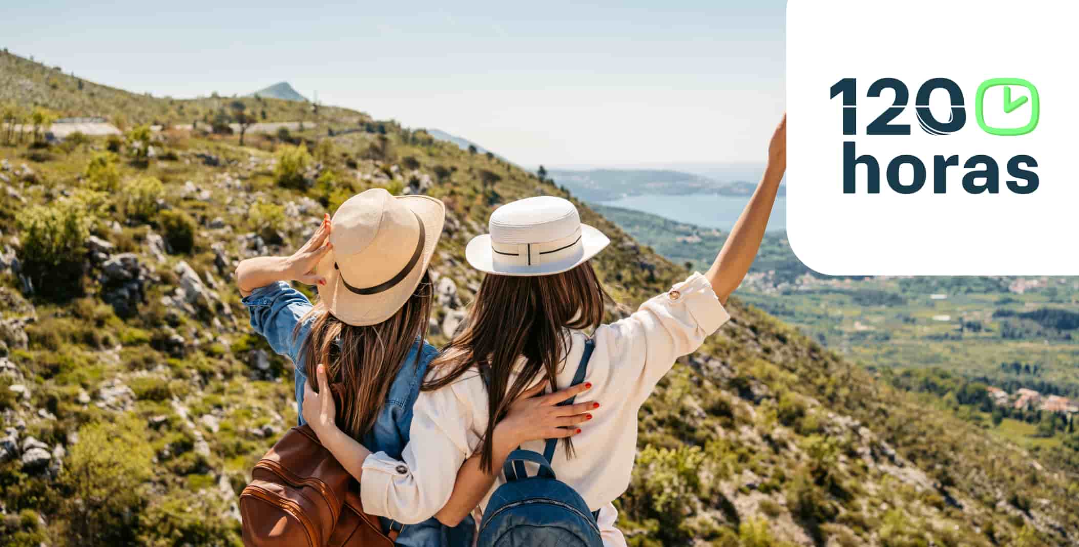 Dos amigas abrazadas de espaldas durante sus vacaciones.