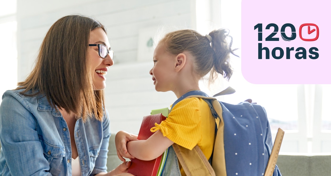 Una madre despidiendose de su hija en su regreso a clases.