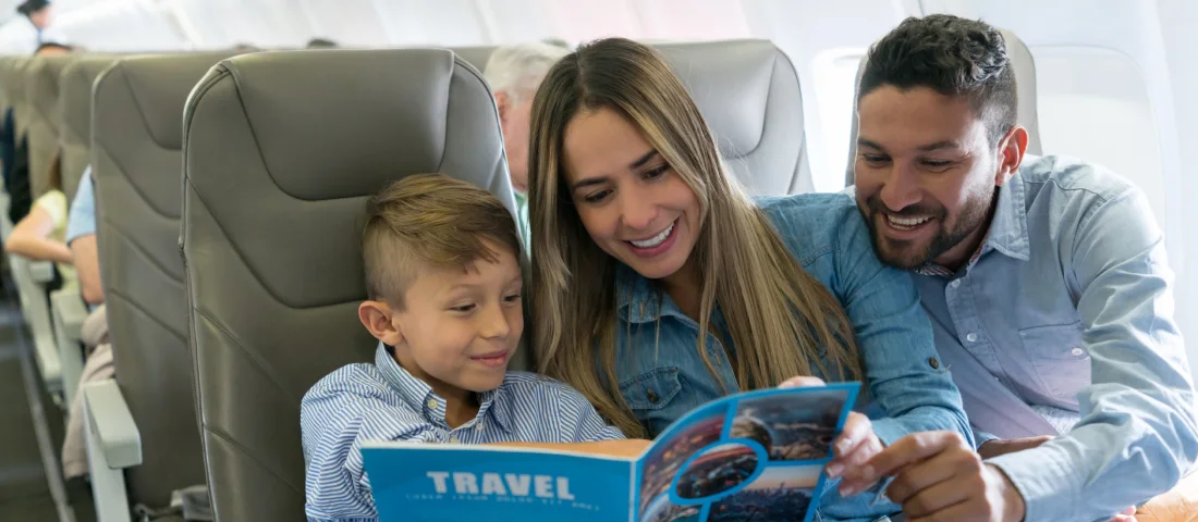 Personas revisan documentos de viaje durante un vuelo, como parte de la planeación antes de contratar un seguro de viaje.