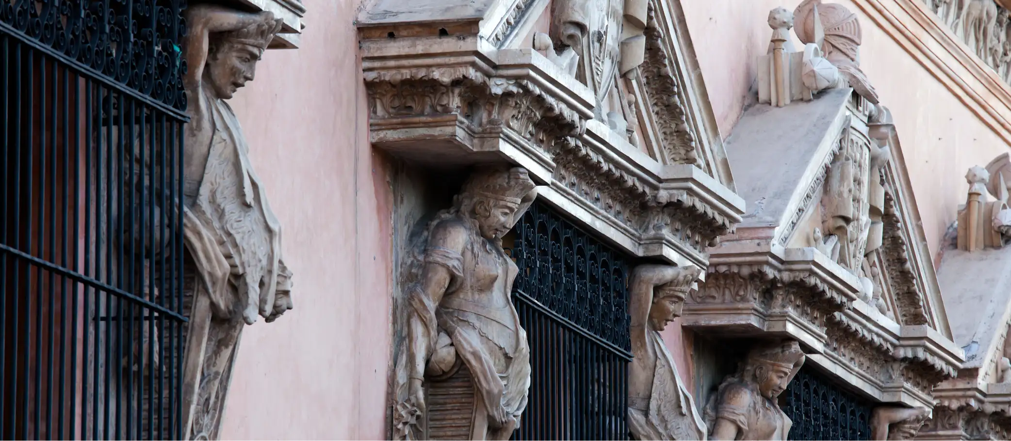 Fachada histórica con esculturas de piedra y balcones de herrería, patrimonio que impulsa Fomento Cultural Banamex
