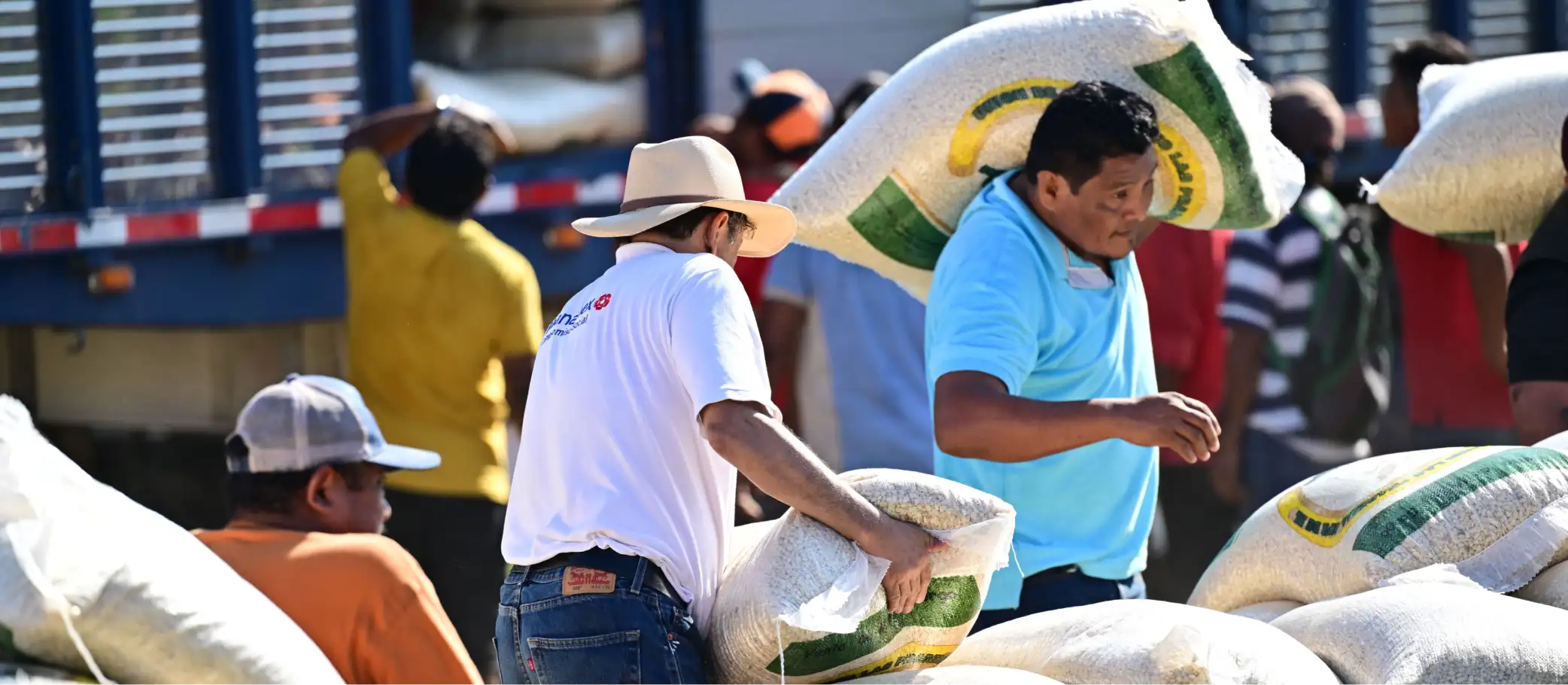Artesanos trasladan sombreros de paja decorados en un taller comunitario apoyado por Fomento Social Banamex