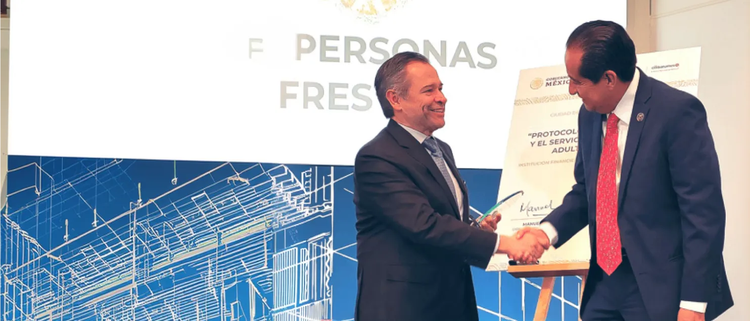 Representantes de Banamex participan en una ceremonia de reconocimiento y firma de compromiso para fortalecer la atención y protección de personas adultas mayores.