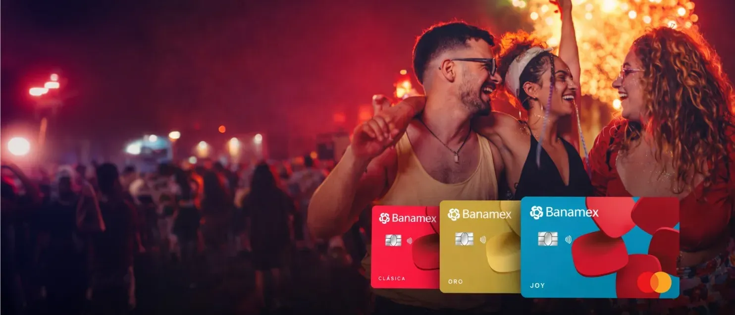Un grupo de tres amigos en un concierto con luces de fondo junto a las Tarjetas de Crédito Banamex.