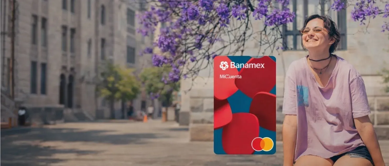 Una mujer sentada en una calle con árboles morados junto a la Tarjeta MiCuenta Banamex.