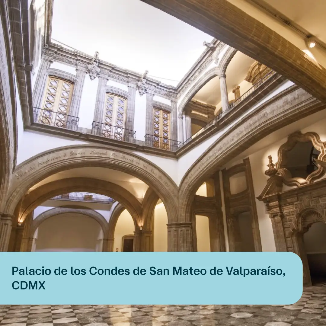 Patio interior del Palacio de los Condes de San Mateo de Valparaíso en CDMX, con arcos, columnas y arquitectura histórica colonial.