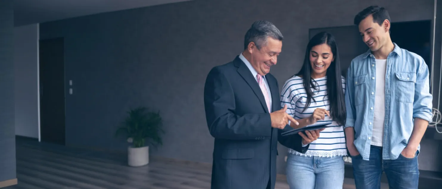 Pareja recibiendo asesoría hipotecaria para evaluar opciones de financiamiento y avanzar en la compra de una vivienda.
