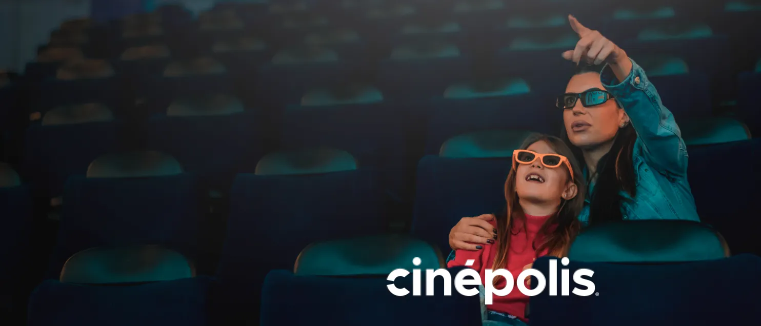 Personas usando lentes 3D en una sala de Cinépolis, representando experiencias de entretenimiento y beneficios exclusivos con Banamex.