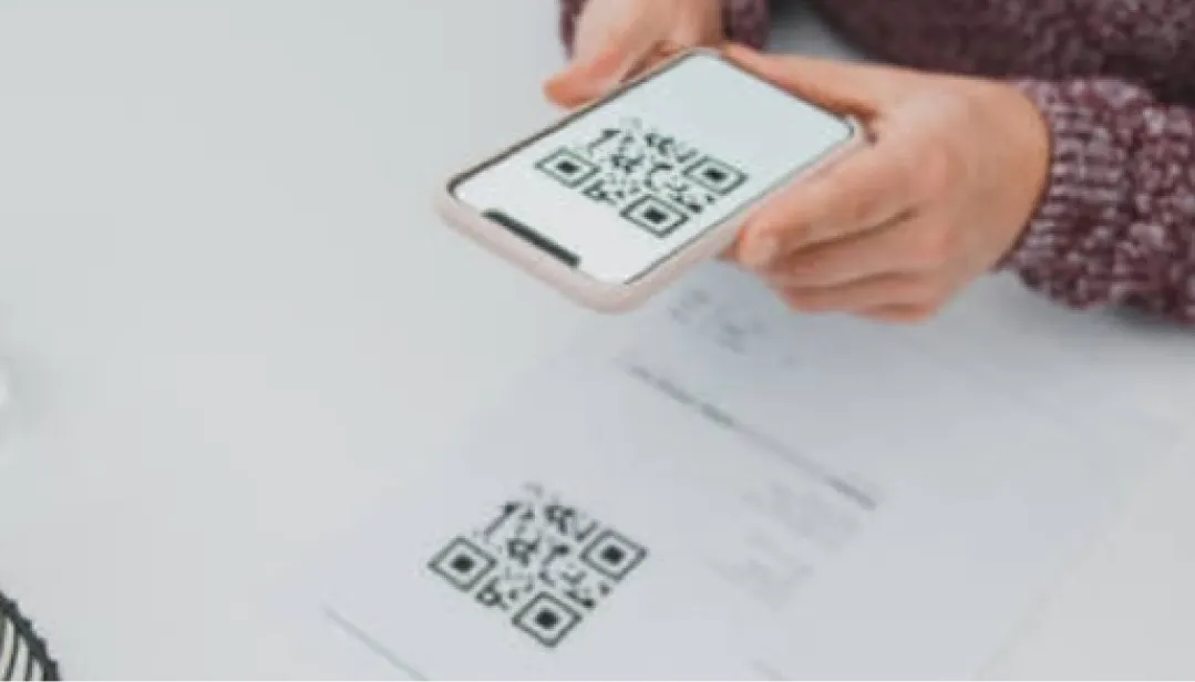 Escaneo de código QR desde un teléfono móvil para realizar pagos, validar información o acceder a servicios digitales de forma rápida y segura.