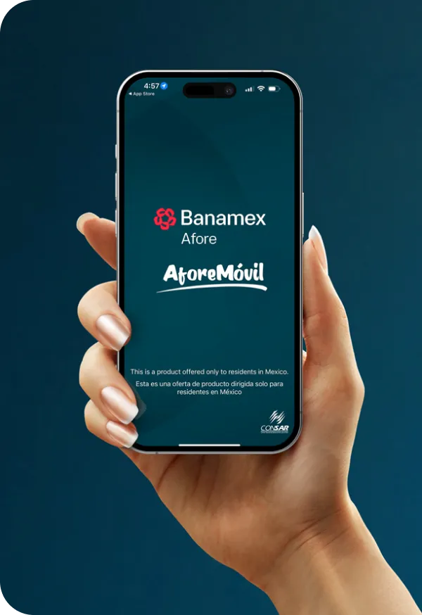Aplicación Banamex Afore Móvil en un teléfono inteligente para consultar y administrar el ahorro para el retiro desde el celular.