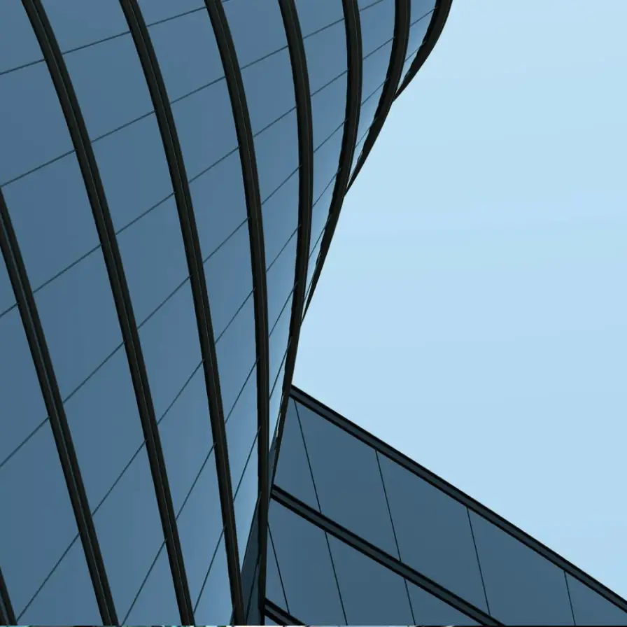 Fachada de un edificio corporativo con muros de cristal curvos y líneas arquitectónicas modernas, representando innovación, solidez y el entorno empresarial de Banamex.