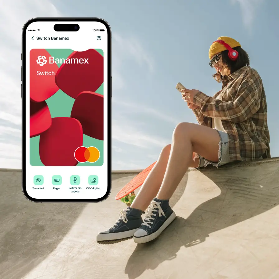 Persona sentada con patineta usando un teléfono móvil junto a la pantalla de Banamex Switch, representando pagos y gestión digital.