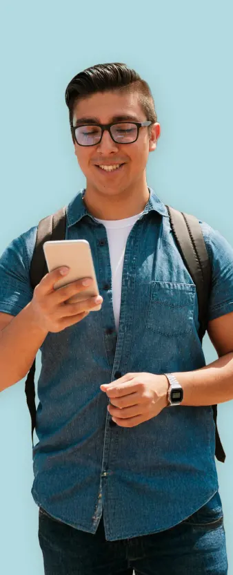 Persona utilizando un teléfono móvil al aire libre, con mochila y ropa casual, mientras consulta información desde su dispositivo.