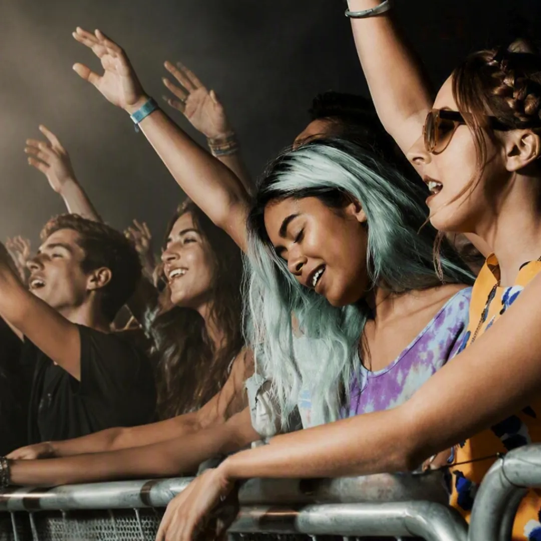 Un par de mujeres disfrutando un concierto.