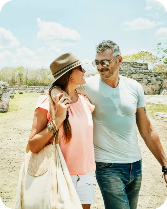Una pareja caminando en un tour durante sus vacaciones.