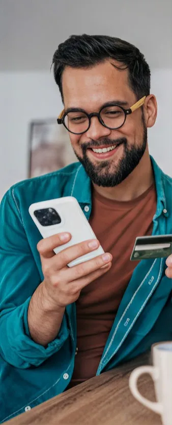 joven-feliz-mirando-celular.jpg