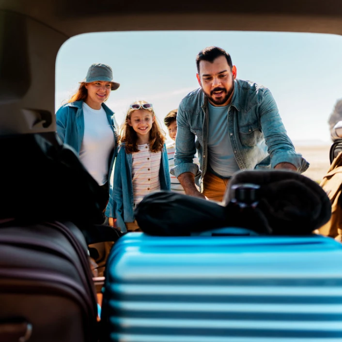 Familia preparando el equipaje para un viaje, organizando maletas antes de salir de vacaciones o trasladarse a un nuevo destino.