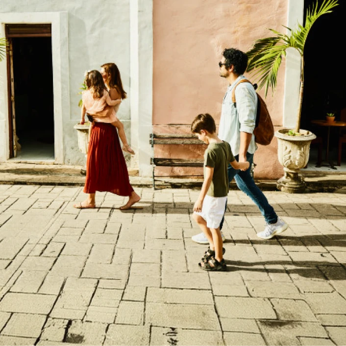 Familia recorriendo una zona residencial durante un paseo, reflejando bienestar, convivencia y calidad de vida en comunidad.