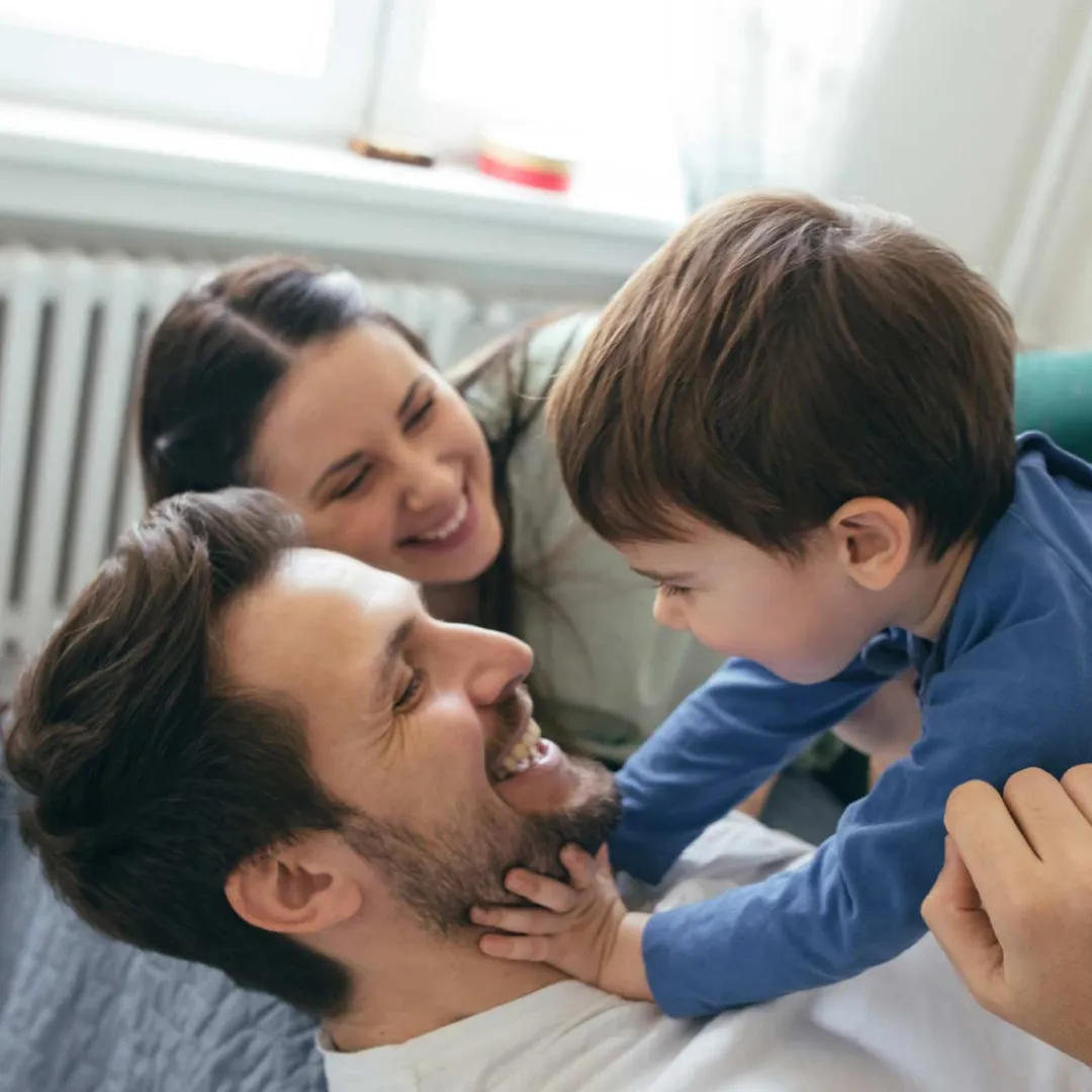 Familia jugando y compartiendo tiempo en casa, representando la protección financiera, el bienestar familiar y la tranquilidad para construir un mejor futuro con Banamex.