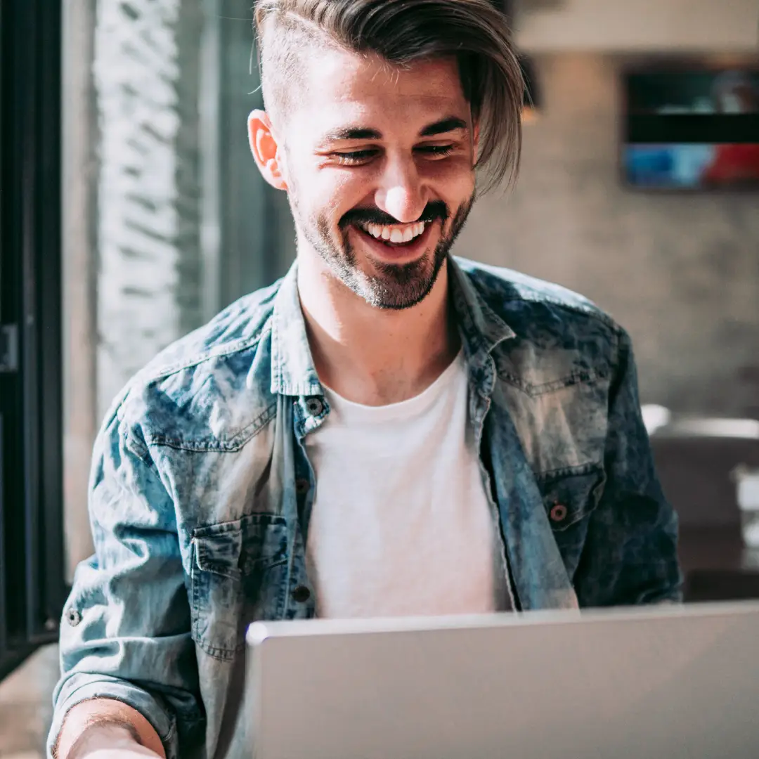 Persona utilizando una computadora portátil para gestionar sus finanzas, consultar servicios digitales y realizar operaciones en línea de forma segura.