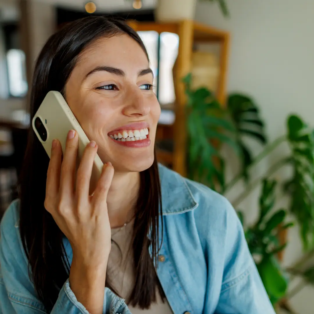 Persona realizando una llamada desde casa para recibir atención, resolver dudas o gestionar servicios de forma rápida y conveniente.