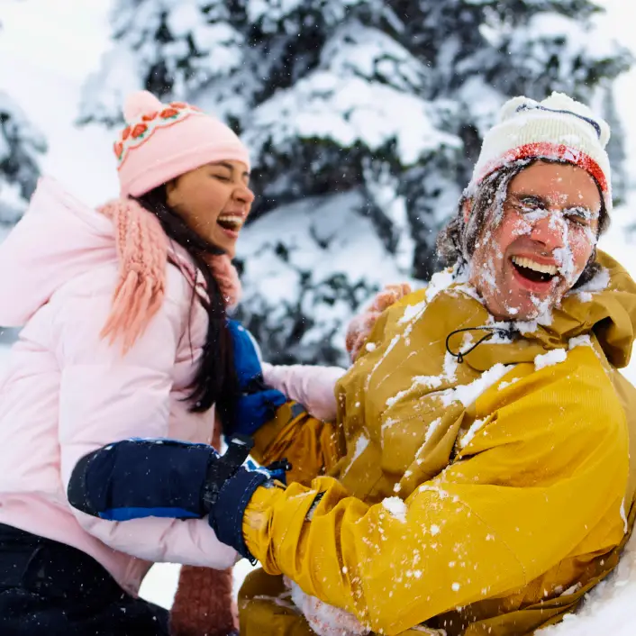 Personas disfrutando una experiencia en la nieve, compartiendo momentos de diversión, convivencia y aventura durante un viaje de invierno.
