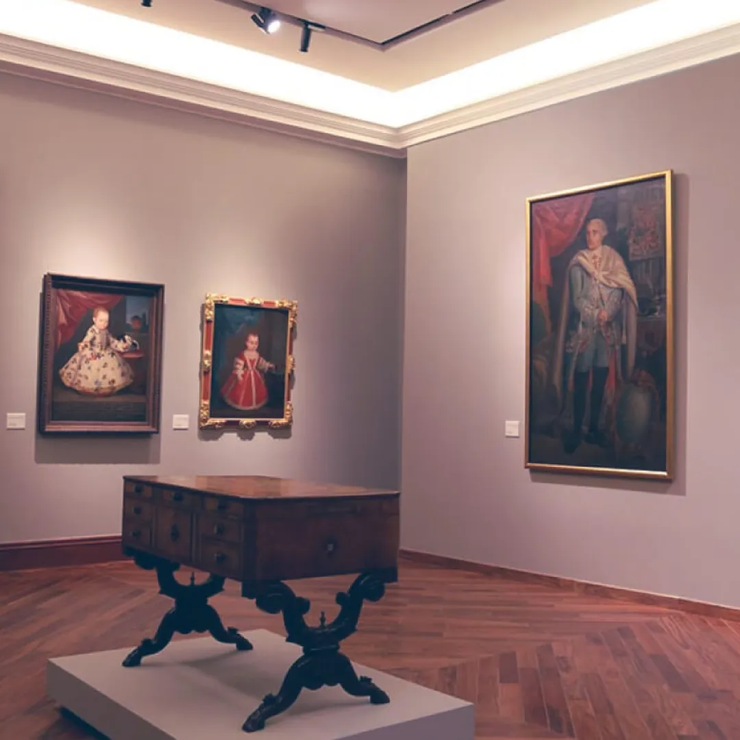 Sala de exposición del Palacio de los Condes de San Mateo de Valparaíso con retratos históricos y mobiliario de colección.