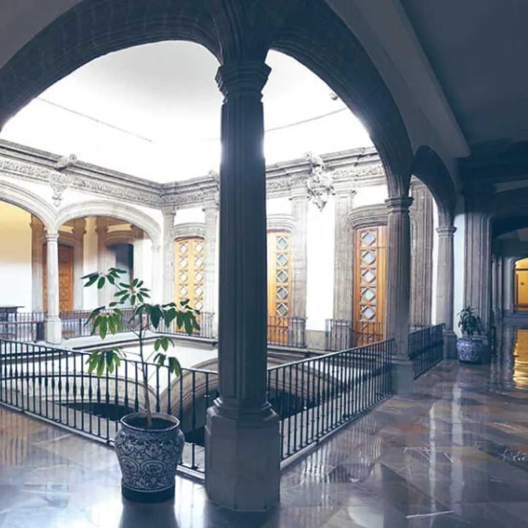 Fachada del Palacio de los Condes de San Mateo de Valparaíso, edificio histórico de arquitectura virreinal en el Centro Histórico de la Ciudad de México.