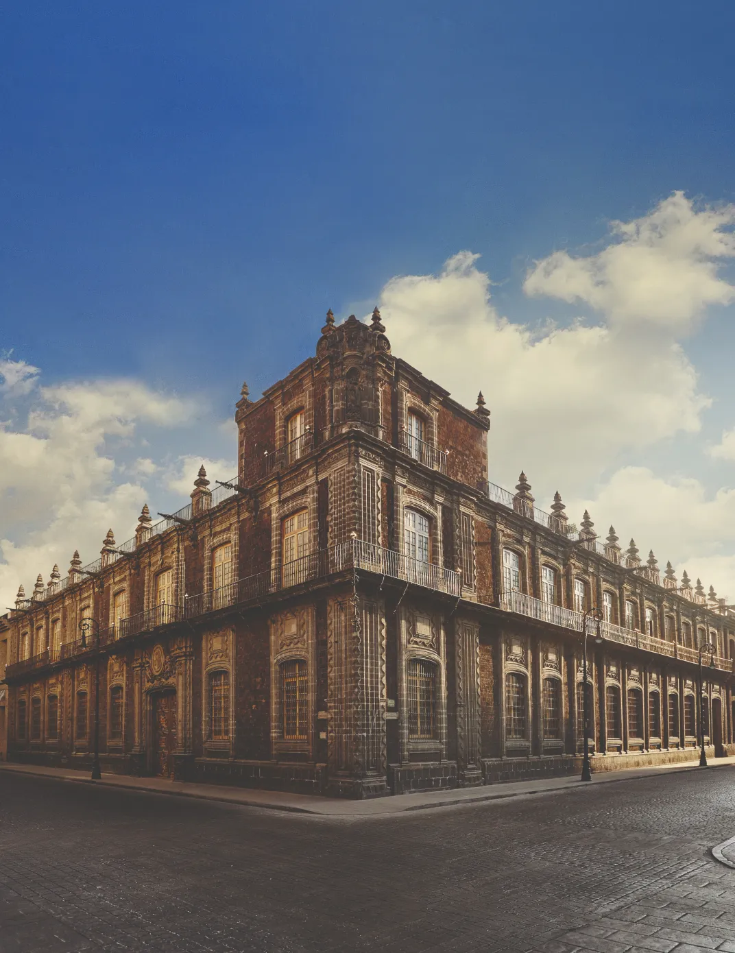 Fachada del Palacio de los Condes de San Mateo de Valparaíso, edificio histórico de arquitectura virreinal en el Centro Histórico de la Ciudad de México.
