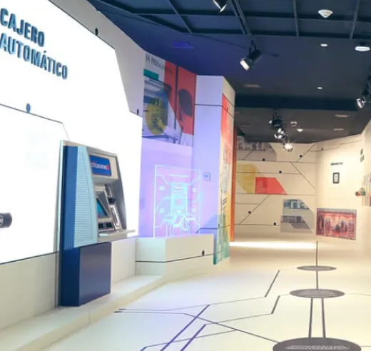 Espacio interactivo del Centro Cultural Valparaíso con exhibiciones sobre la evolución de los servicios financieros y la innovación bancaria.