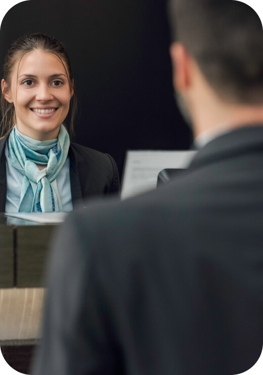 Personas siendo atendidas por ejecutivos en una sucursal Banamex, realizando trámites financieros.