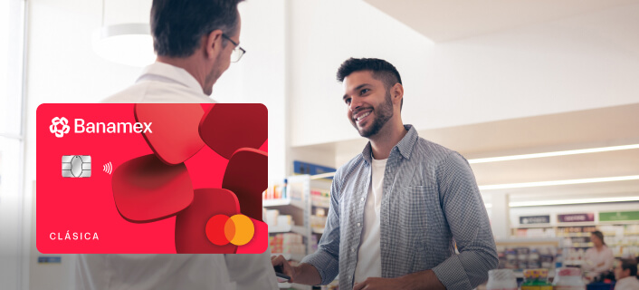 Dos hombres conversando, con la Tarjeta de Crédito Clásica Banamex horizontal con chip en primer plano.