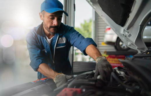 Mecanico reparando un auto.