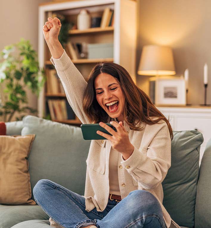 Una mujer realiza una caminata en un pintoresco pueblo mágico durante sus vacaciones.