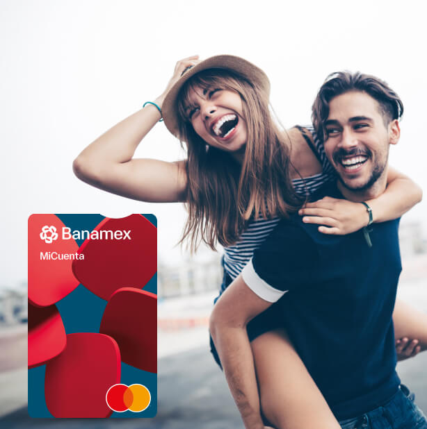 Joven sonriente sobre la espalda de un joven, junto a la tarjeta de MiCuenta Banamex.