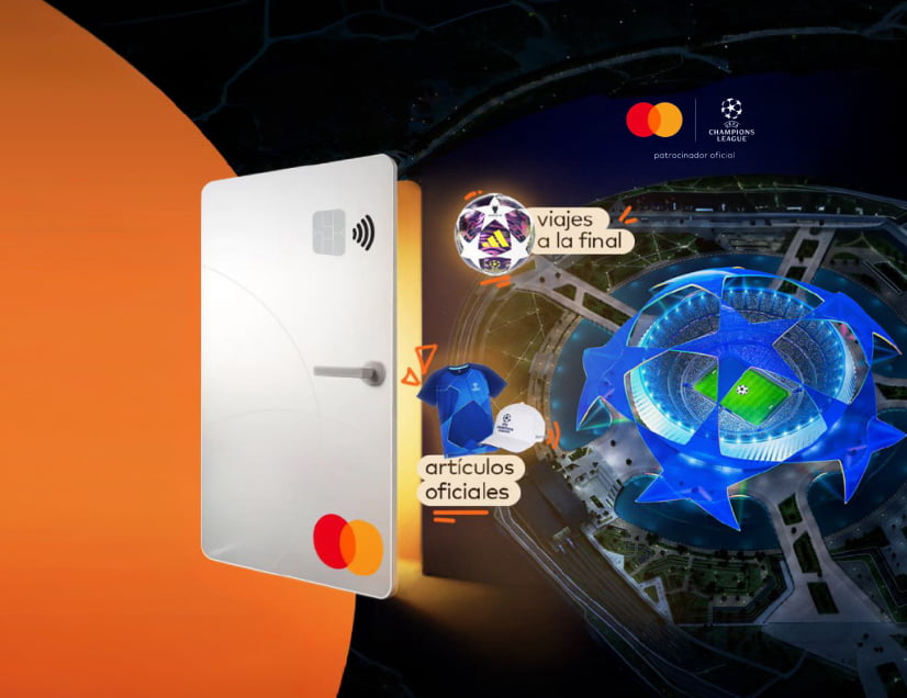 Joven sonriente sobre la espalda de un joven.