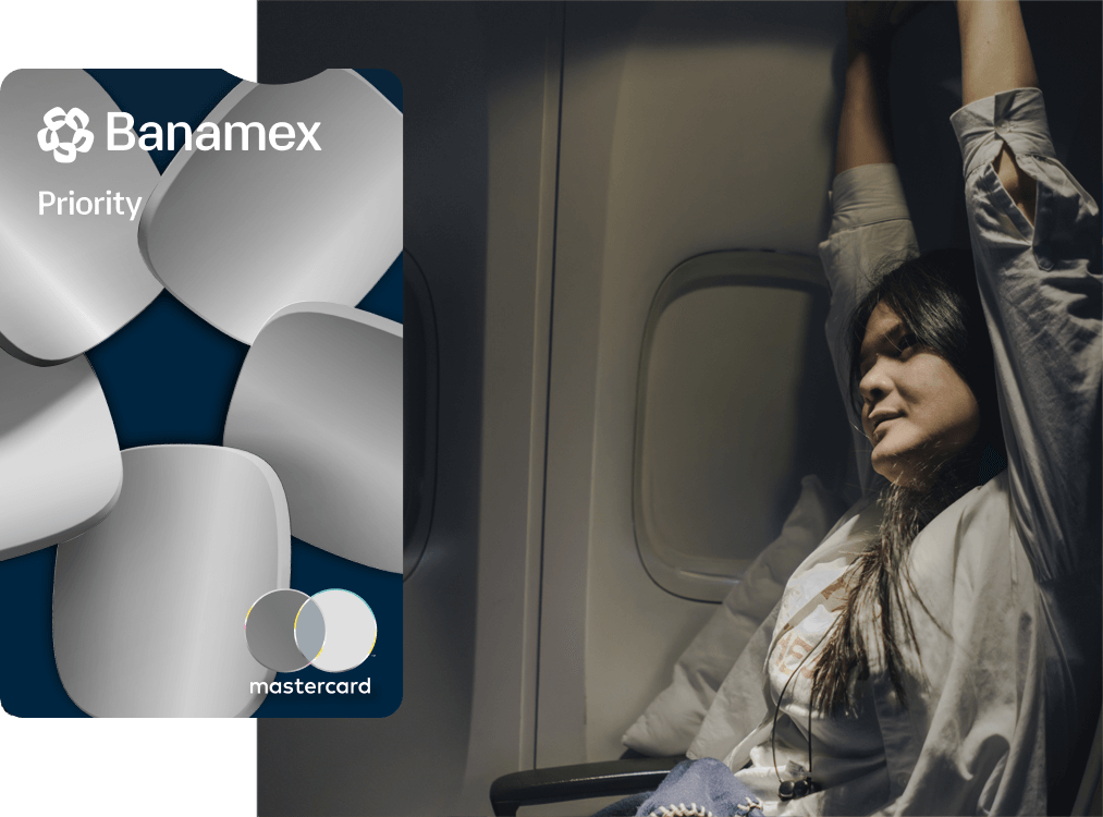 Joven sentada estirándose durante un vuelo, con la tarjeta Priority Banamex al frente.