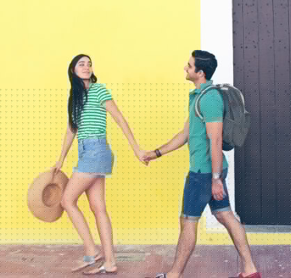 Una pareja agarrada de la mano en un viaje.