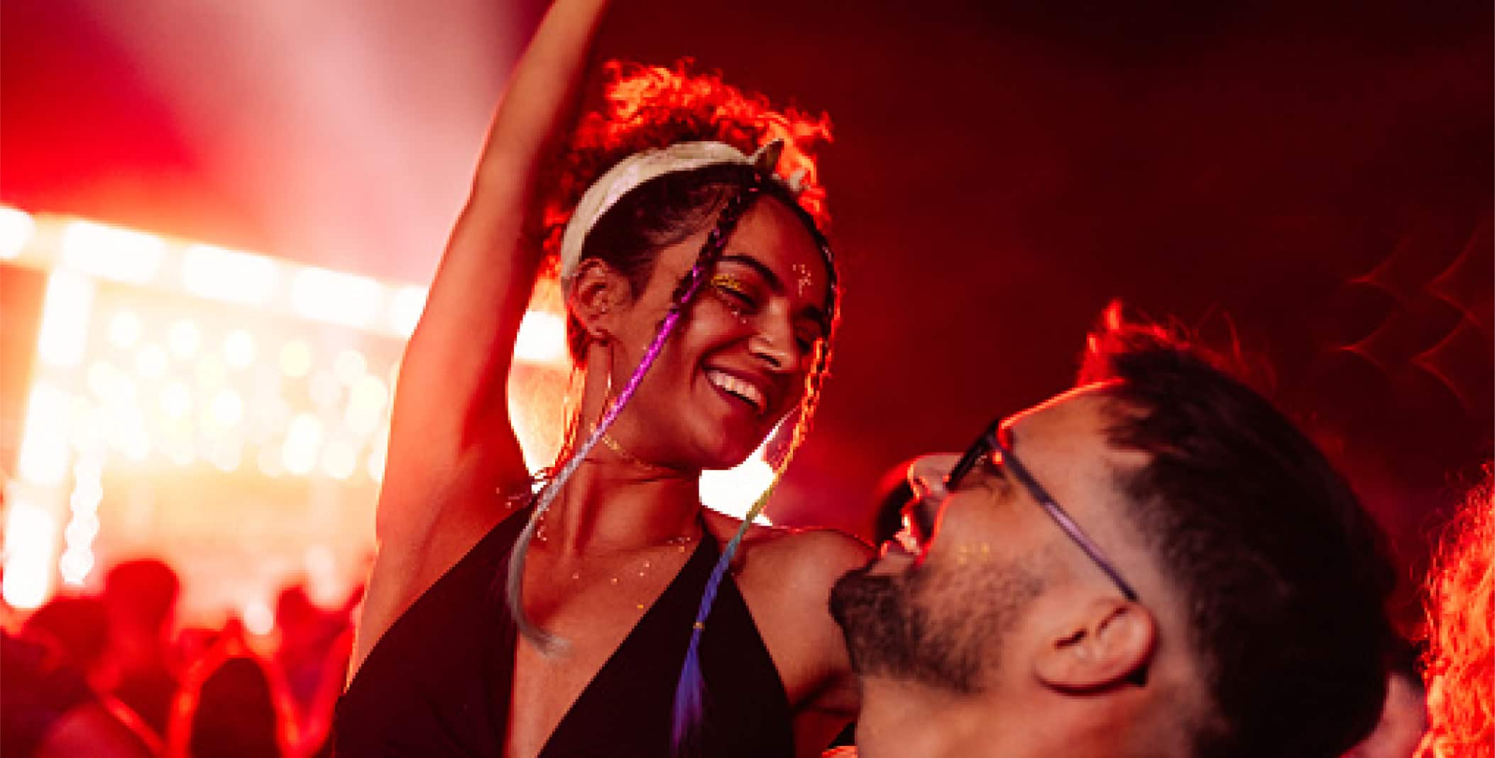 Pareja feliz disfrutando de un concierto.