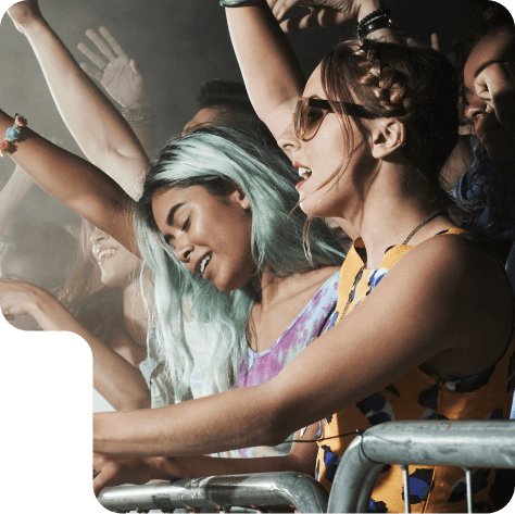 Un par de mujeres disfrutando un concierto.