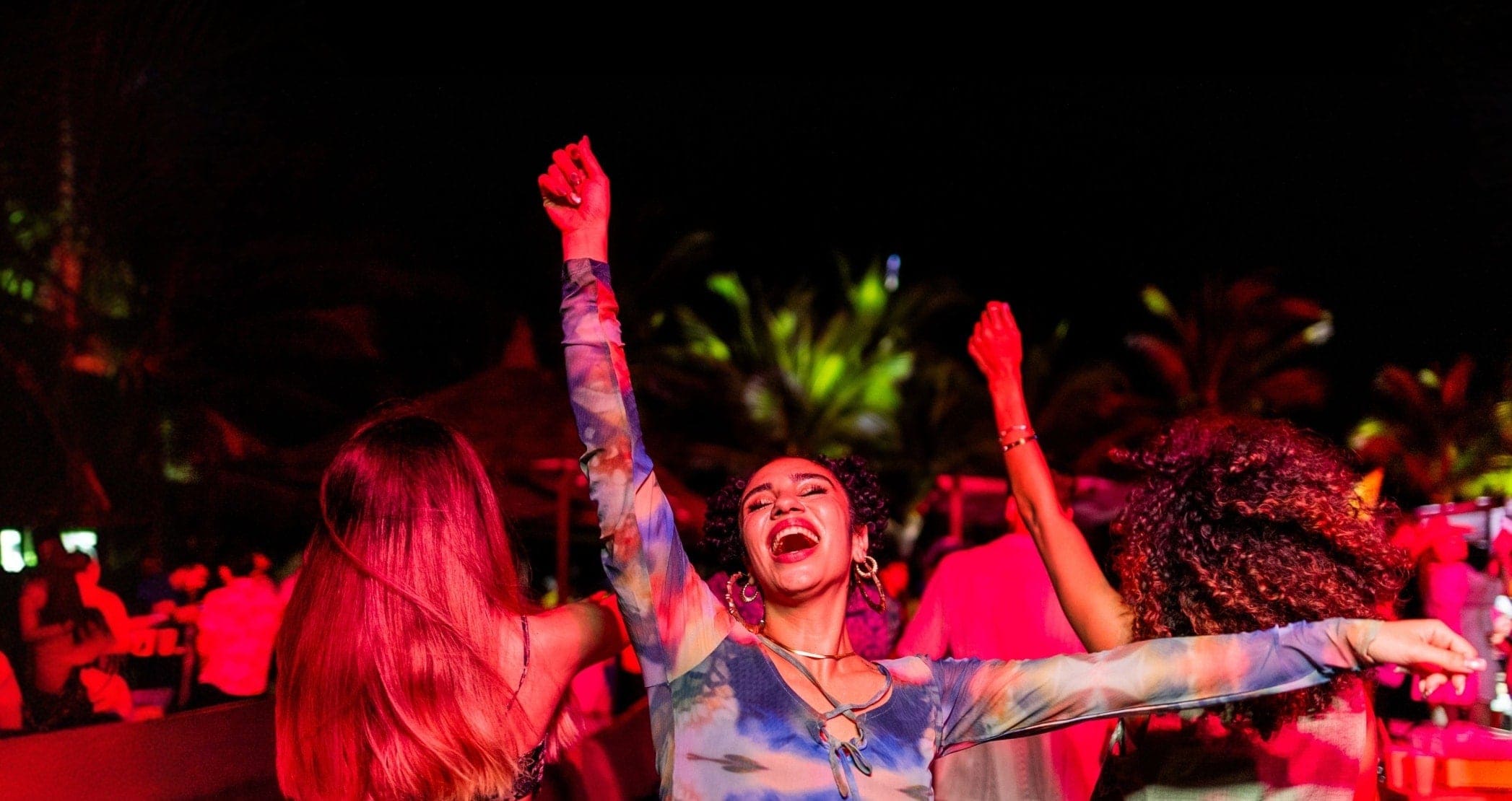 Mujer feliz en concierto.