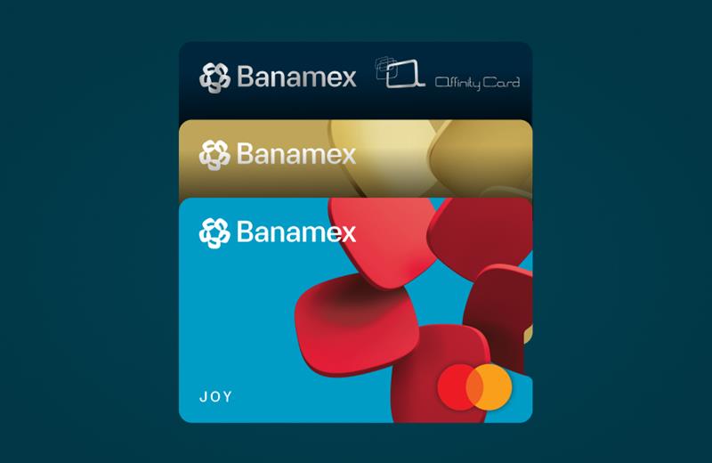Abánico de tarjetas de crédito Joy, Oro y Affinity Card colocadas verticalmente.