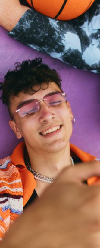 Un joven acostado sonriendo.