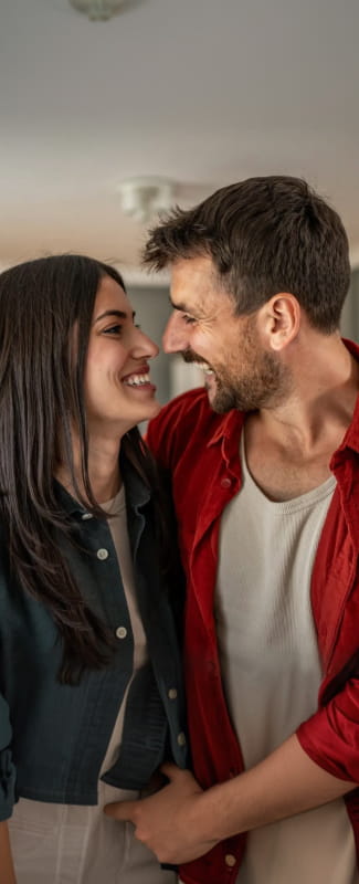 Un hombre sonriente mostrando su celular con una notificación de su nómina Banamex en la pantalla.