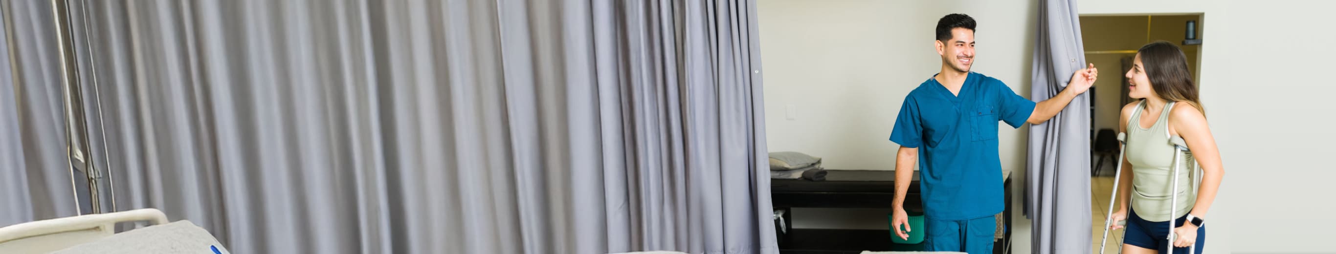 Joven en muletas acudiendo a consulta con especialista