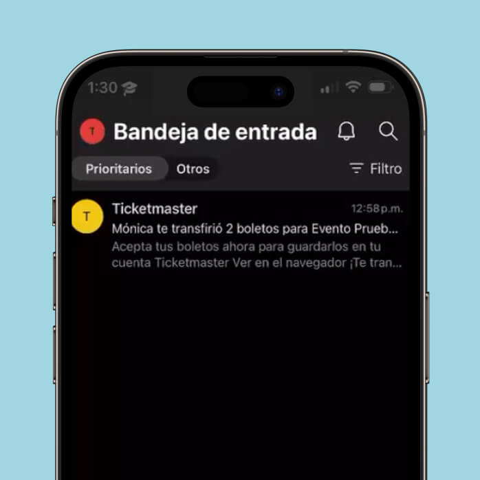 Un celular mostrando la bandeja de entrada con una notificación de la transferencia de unos boletos de Ticketmaster.