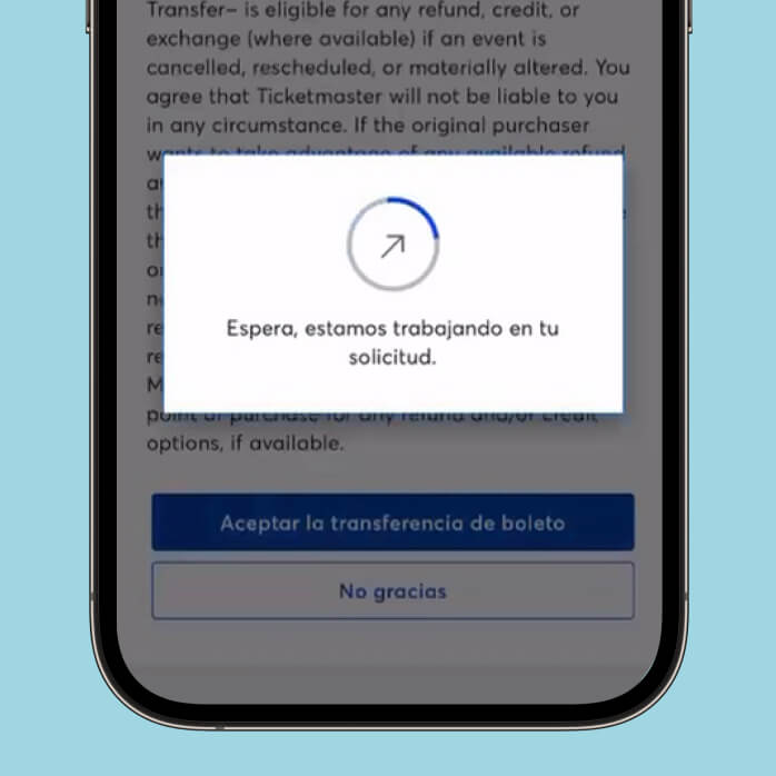 Un celular mostrando el proceso de transferencia de unos boletos de Ticketmaster en curso.