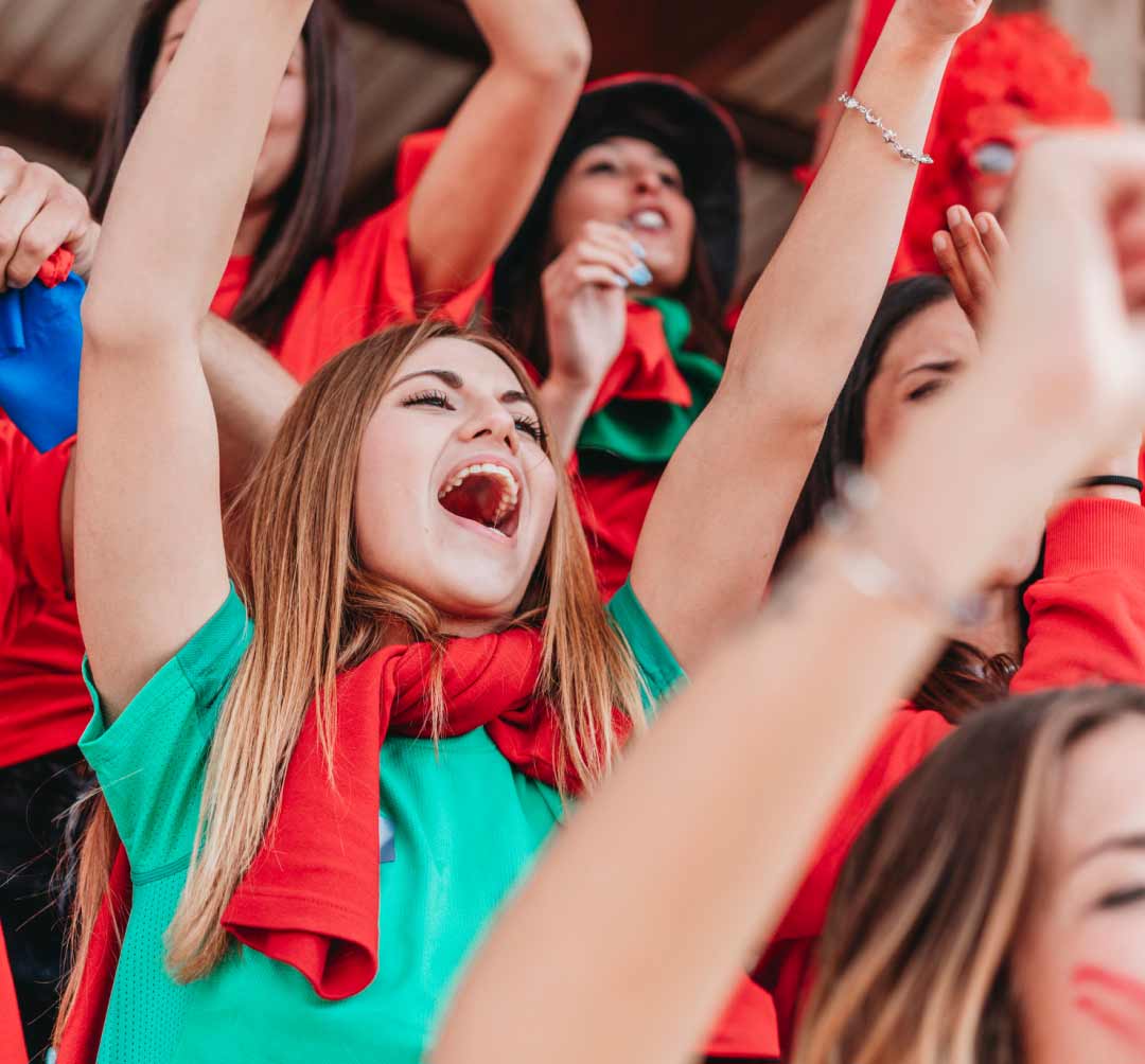 Un grupo de mujeres celebrando en las gradas de la Fórmula 1